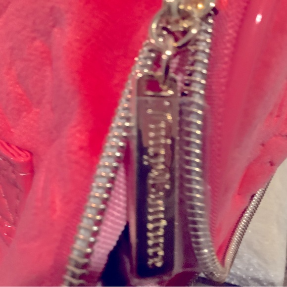 Beautiful juicy couture large train case - Picture 3 of 8